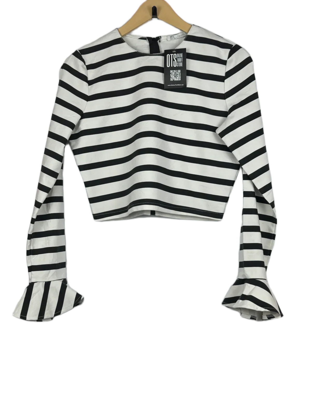 Preloved Premium Winter Crop Tops by TRAFALUC, Black & White Acrylic & Cotton for Women - OTS Thrift Shop Islamabad Pakistan